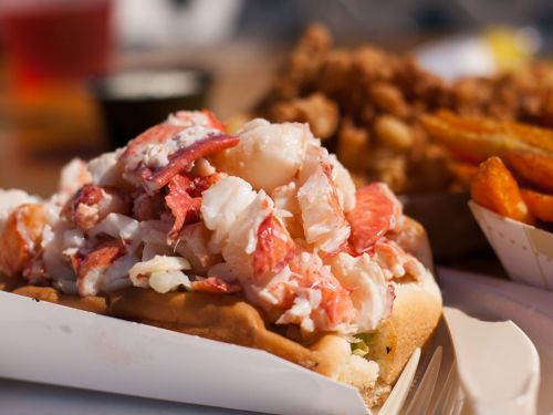 eat-a-fresh-delicious-lobster-roll-in-maine