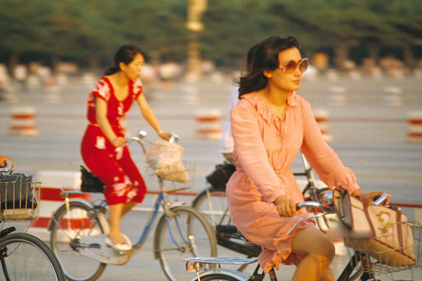 1985年,彩色故事片《街上流行红裙子》上映,反映的正是八十年代初期