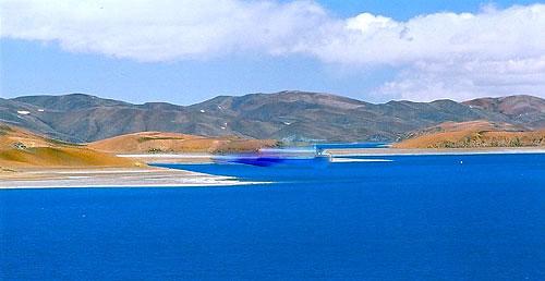 西藏人在朝拜圣湖的时候也不忘在鬼湖旁边做更诚挚的祷告