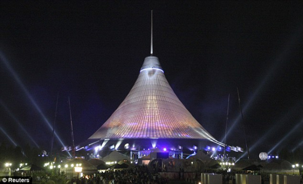 英国著名建筑师诺曼·福斯特设计的这座大帐篷,内部建有人造沙滩、瀑布、一座迷你高尔夫球场和植物园 英国著名建筑师诺曼·福斯特设计的这座大帐篷,内部建有人造沙滩、瀑布、一座迷你高尔夫球场和植物园