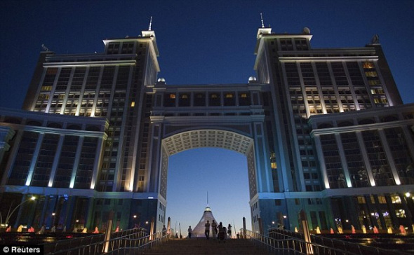 阿斯塔纳的背景由很多先进设计作品点缀,例如这种包含中央拱门的高层建筑物。 阿斯塔纳的背景由很多先进设计作品点缀,例如这种包含中央拱门的高层建筑物。