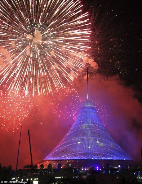 庆祝:“可汗沙特尔”被称作世界最大帐篷,6日建成启用时,人们燃放烟火以示庆祝。 庆祝:“可汗沙特尔”被称作世界最大帐篷,6日建成启用时,人们燃放烟火以示庆祝。