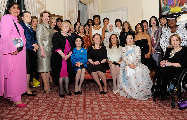 奥巴马夫人惊艳时装秀/图 Sarah Brown entertains Michelle Obama, leaders' wives and female guests at Downing Street