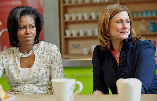 奥巴马夫人惊艳时装秀/图 First Lady Michelle Obama and Sarah Brown, wife of British Prime Minister Gordon Brown, visit Maggie's Cancer Caring Centre