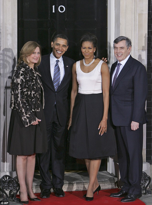 奥巴马夫人惊艳时装秀/图 英国财政大臣布朗与妻子萨拉,奥巴马和米歇尔奥巴马在门口昨天唐宁街10号。布鲁尼说,她是伦敦的冷落,因为所有的目光都在米歇尔奥巴马