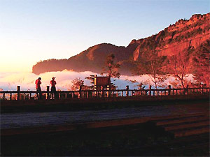 塔山夕照与云海都是阿里山的“5美”之一,每年秋天最有机会看到云海