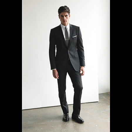 ����ĺ�ɫ��װ