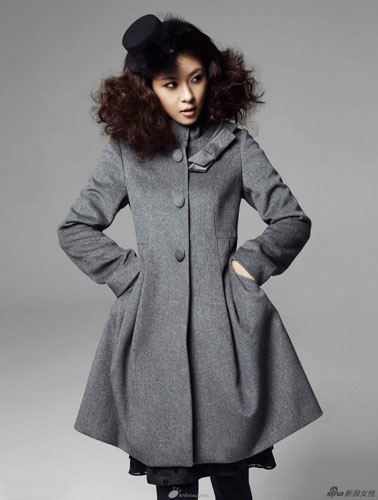 浅灰敞开下摆呢大衣搭配褶皱短裙