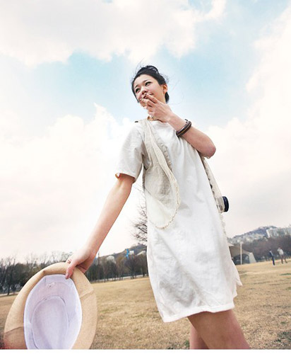 �򵥵İ�ɫ����ȹ�����׻�ɫ���ף��ᱡ���ʵ��Ե�����Ʈ��