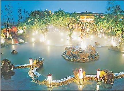 



      1��ǣ������·������Ұ�ﵺ

���������೤��Զ������֮·��ǣ����Ӱҡҷ��ʮ�ﳤ�ȣ���Զ�������������ǳ��䣬��Ϧ���°�Ÿ���裬�鳯ϼ����Ů�Ÿ衣��¯�壬��Խ����ʱ�յ��������塣





����2�����麣��������������Ȫ

������ԡ�Ŵ󺣵���ů����������Ȼ�ĸ�ο��Զ�������Ķ��У������Ž��������ģ�ȥ��Ȫ�壬��һ�������ĺ�����Ȫ��Ȼ��ȥ���һ�ι�����ԡ�ĸо������ܱ��˺ǻ����չ˵���ů��ȥ����Ȫ����Լ��ɣ������������µĻ�ɡ������е��������ǹ��µľ��ף���ɫ������⡣ 



����

��   3�����������޻�����ҹ�Ρ�

����һ�γ˷����˵Ļ����ۣ�����������һ���������������ˡ�һ��ҹɫ��դ��ƾ��Զ�����·���������ʷ����������˼�����޻���ҹ�Σ����ص���Ұ�����ľ��ʡ� 



����

����4����ˮ��ưɽֿ�

�������������������ݵ���أ�ҹɫ�б��޺�����İ�̨�������и�����ʱ�е�������������Ʒζ������ľ��ʡ�ˮ��ưɽ֣��������޾�������Ũ���黳��



����

����5���ں���Ӿ����ɳ̲���桰�¹��ɶԡ�

�����ó���ҹ���޺�����������ɳ̲�����¹����̨��������������֣�һ�������ơ�ƣ���ˮ�лӱ���ɳ�ϱ��ܣ��ѽ�ӡ�����Ļ����������ҹ��������Ӿ��ɳ̲���¹��ɶԣ�һ�����ݴ�����������



����

����6�����ٵ���Ʒ������򺡱��

���������û��������һ���޼ʵ�������֪���������ջ�һ�εĺ�����Ʒ�������û��Ʒ�����ۻ���������򺣬�������鵽��������һ����������ζ�����ٵ���飬��Ҫ����ȥƷζ�� 



����

����7��������һ�𿪴����������ܡ�����֡�

�����ʹ��ӵ������ֵ�һ�𿪴��������˷����ˣ��������㣻��һ�տ��ֵ���������﷫���������أ�ӵ���󺣡�����֣�����ƽ��������һ���Ƿ��ļ��ա�



����

����8�������У��Ժ��ʴ��

�����԰�婽���ɽ��ˮɫ������ߣ�����������͵ĺ��������ã��������һ��ζ�����У����Ҹ���һ���������飬�����еĺ���һ���ֿ�ʼ�� 



����

����9��̽��÷Ϫ�Ʒ�����ʱ�⵹��

��������·��ʾӵ������ڣ������İ���������ʢ�����������סլ��ɫ���㣬���ƺ�ʩ�Ʒ�����ǧ�ء�÷Ϫ��̽�ģ�׷Ѱ��լ�ŵļ��䣬����·������һ����

����

����10��ȥ���������ı��������

�麣���й���һ�����ʱ�׼����������һ�굽ͷ������Ŀ������Ƶ����������������е��ƣ��͵��������ı�һ��������࣬�������Ž��Ŵ̼����յ������ϣ�ʵ������һ��������Ѫ���ڵ��ٶȿ�С�
 
