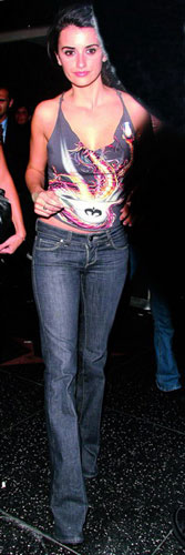 T恤衫胸前大胆的色彩运用与同色包身的牛仔裤