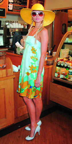 草帽的颜色与裙子上黄色的花朵相得益彰