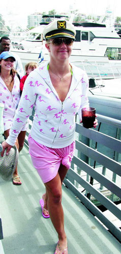 水手的帽子更显出她可爱的一面