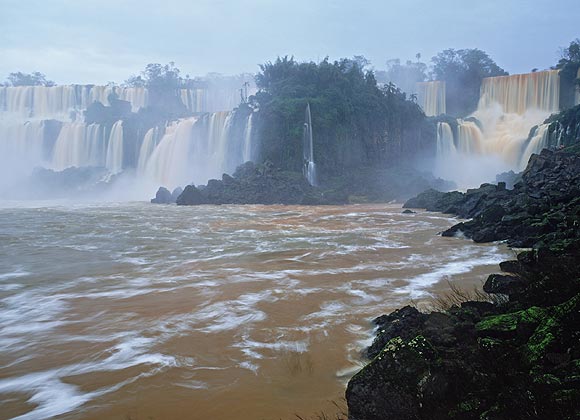 Blick auf die Iguazu-F?lle im Nationalpark Iguazu an der brasilianisch-argentinischen Grenze. Undatierte Aufnahme.