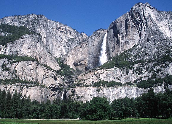 Landschaft mit Wasserfall im Nationalpark Yosemite, der 1984 als Naturdenkmal in die Welterbe-Liste der Unesco aufgenommen wurde. (Aufnahme von 2001).