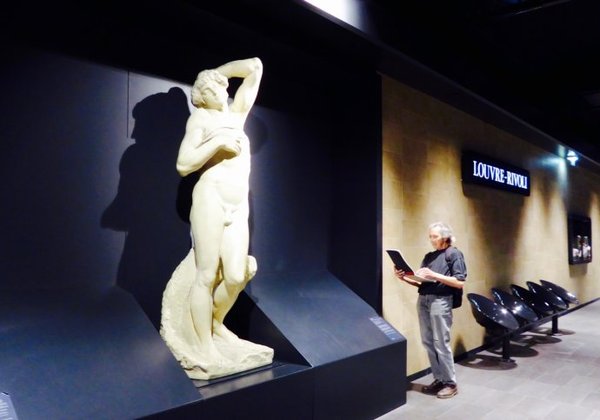 卢浮宫-里沃利站(Louvre-Rivoll)月台上陈列的艺术品