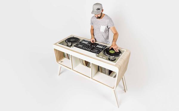 DJ 大师才能配得上这张桌子