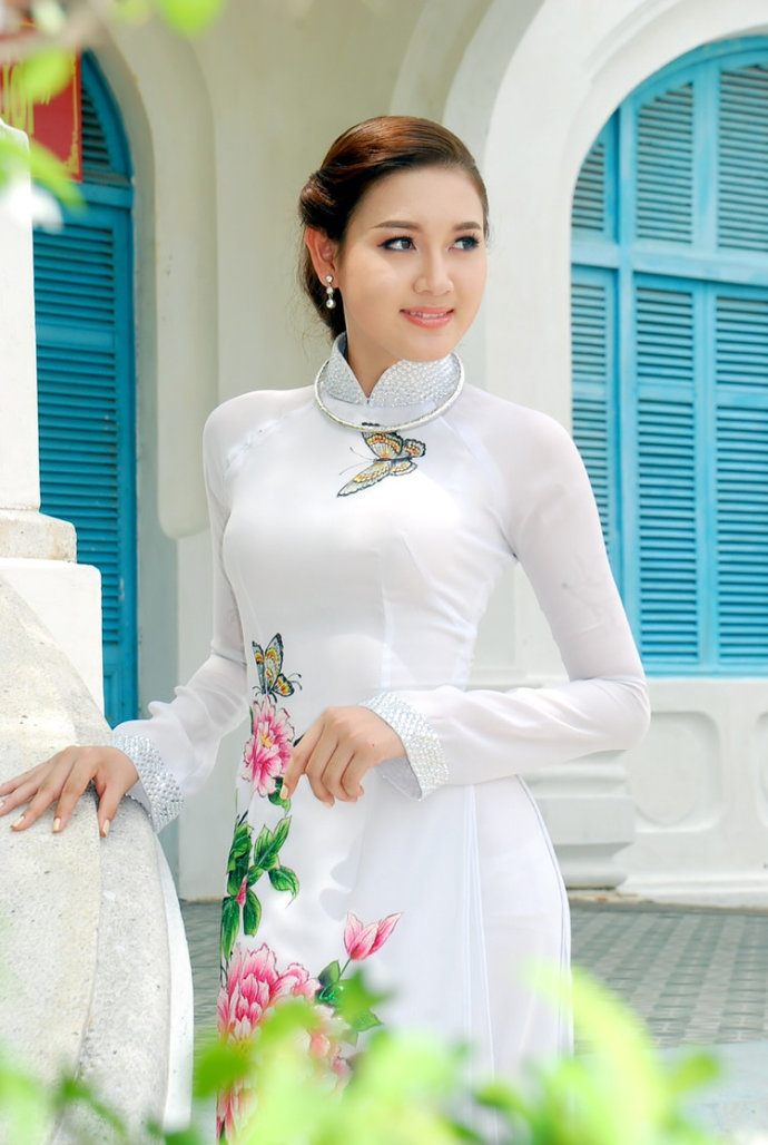 穿奥黛的越南美女