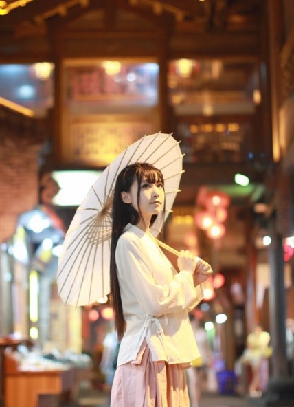 穿着汉服，和你一起招摇过市
