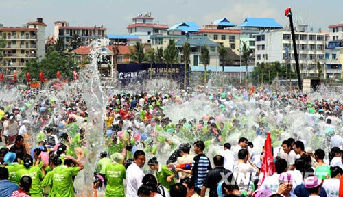 组图:云南西双版纳泼水节万人狂欢