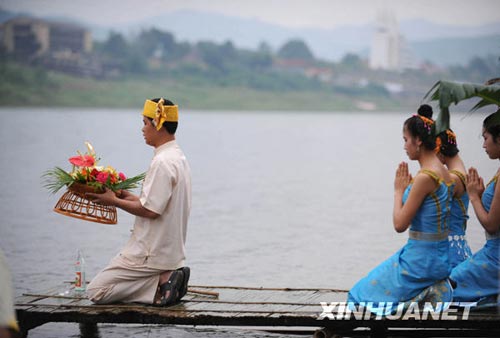 组图:云南西双版纳泼水节万人狂欢