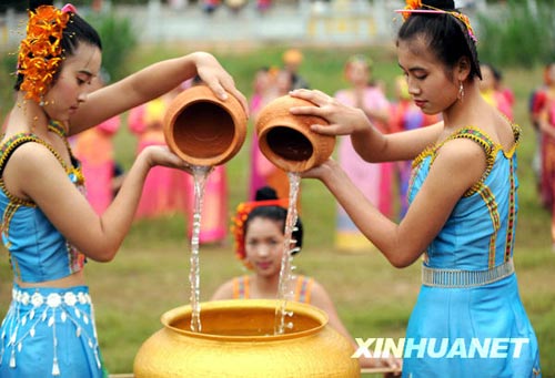 组图:云南西双版纳泼水节万人狂欢