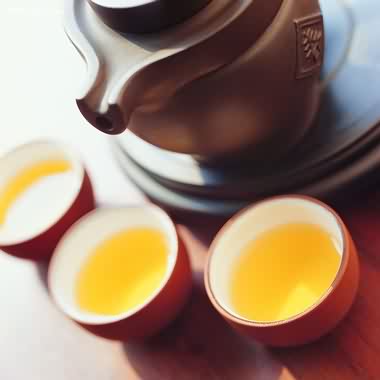 　20世纪80年代，由于茶文化的复兴，上海茶馆逐渐兴盛。到了90年代末，上海的各种茶馆、茶楼、茶艺馆和茶室约有50凹多处。高级茶馆有湖心亭茶楼、春风得意楼、宋园茶艺馆、汪怡记茶艺馆等二三十家。近几年新崛起的泡沫红茶坊有170多家。
　　上海茶馆的经营活动是大海滩茶文化的反映，具有鲜明的时代特色，讲究精神和艺术的融合，追求人文精神。上海茶文化立足于江南茶文化，与商业茶文化、名人茶文化、休闲茶文化、民族茶文化、外来茶文化相结合。