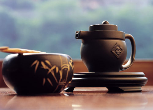 　后来，上海的茶馆从南市向北市发展·，例如云南路的“鹤林春”、广东路的“松风阁”、福州路的“青莲阁”、九江路的“天香阁”、南京路上的“仝羽春”、“五云日升楼”等。
　　20世纪初，上海的茶馆深受欧洲和日本的熏染，音乐茶座、公园露天茶室纷纷兴起，迅速向全国的大中城市波及。据记载，民国八年(1919年)上海至少有160家茶馆。
　　上海是近代茶馆的聚集地，上海人喜欢“孵茶馆”。上海人“孵茶馆”不仅能满足休闲的需求，而且得到艺术上的熏陶。南市老城厢在20世纪50年代以前有160多家茶馆，是上海茶馆的发祥地。上海茶馆主要分为老虎灶式茶馆、书场式茶馆、市场式茶馆、娱乐性茶馆。