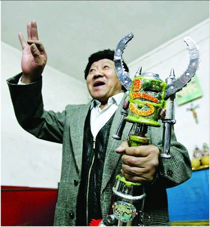 男子发明多功能全方位攻击反扒武器