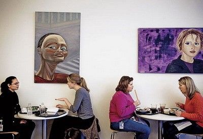 Google每天三次向员工提供美味餐点,图为员工在自助餐厅就餐,墙上所挂绘画作品均为Google员工自己所作 Google每天三次向员工提供美味餐点,图为员工在自助餐厅就餐,墙上所挂绘画作品均为Google员工自己所作