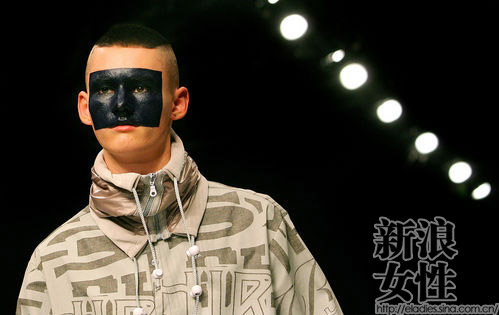 取材于京剧中的“丑角”设计的妆容
