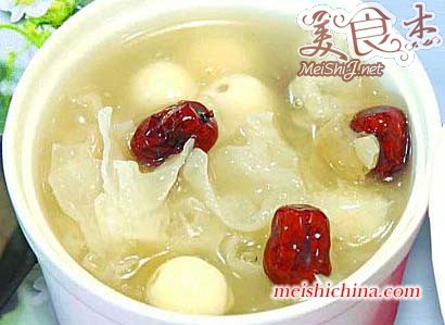 银耳莲子羹  夏日清凉膳食做法