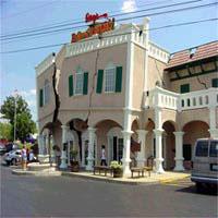 裂开两半的博物馆 裂开两半的博物馆