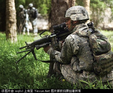 铁血网提醒您:点击可查看大图 美国大兵的伙伴——CAMELBAK“驼峰”水袋