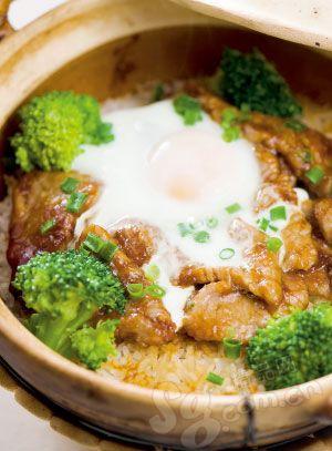 窝蛋牛肉煲仔饭