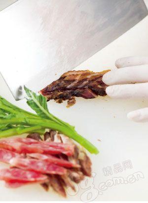 将腊鸭、腊肉、腊肠切成均匀薄片