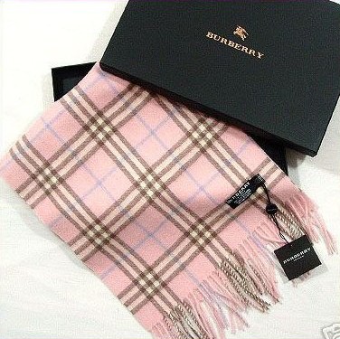 Burberry的围巾已成为经典中的经典 Burberry的围巾已成为经典中的经典