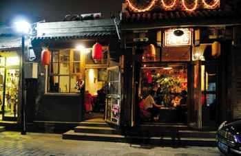 锣鼓巷酒吧街，会经常看到这样由民房改建的酒吧，中式建筑与欧化生活融合，别具一格