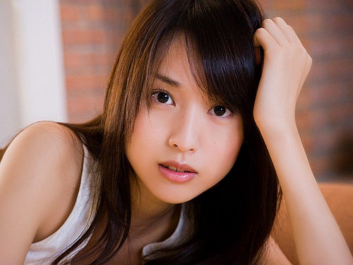 户田惠梨香,1988年8月17日出生,堀越高等学校毕业。曾在《野猪大改造》中扮演学校的校花。后因《死亡笔记本》变身日本超人气偶像。不久前日本男士杂志最近选出当今的国民偶像,户田惠梨香打败上户彩及多位同辈女星,在150位入围女星中爆冷胜出,户田胜在以一双修长美腿以及清纯甜美的气质。
