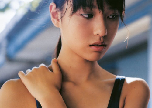 户田惠梨香,1988年8月17日出生,堀越高等学校毕业。曾在《野猪大改造》中扮演学校的校花。后因《死亡笔记本》变身日本超人气偶像。不久前日本男士杂志最近选出当今的国民偶像,户田惠梨香打败上户彩及多位同辈女星,在150位入围女星中爆冷胜出,户田胜在以一双修长美腿以及清纯甜美的气质。
