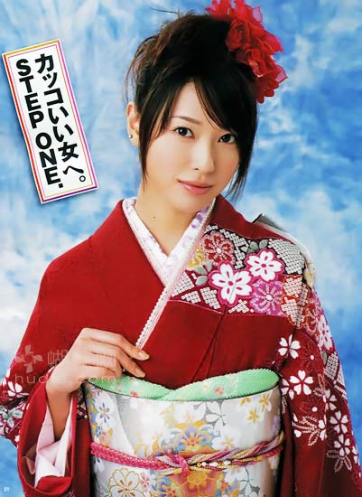 户田惠梨香,1988年8月17日出生,堀越高等学校毕业。曾在《野猪大改造》中扮演学校的校花。后因《死亡笔记本》变身日本超人气偶像。不久前日本男士杂志最近选出当今的国民偶像,户田惠梨香打败上户彩及多位同辈女星,在150位入围女星中爆冷胜出,户田胜在以一双修长美腿以及清纯甜美的气质。