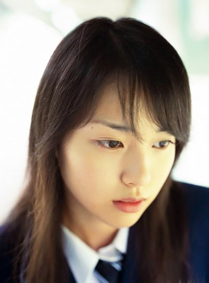 户田惠梨香,1988年8月17日出生,堀越高等学校毕业。曾在《野猪大改造》中扮演学校的校花。后因《死亡笔记本》变身日本超人气偶像。不久前日本男士杂志最近选出当今的国民偶像,户田惠梨香打败上户彩及多位同辈女星,在150位入围女星中爆冷胜出,户田胜在以一双修长美腿以及清纯甜美的气质。