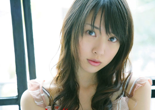 户田惠梨香,1988年8月17日出生,堀越高等学校毕业。曾在《野猪大改造》中扮演学校的校花。后因《死亡笔记本》变身日本超人气偶像。不久前日本男士杂志最近选出当今的国民偶像,户田惠梨香打败上户彩及多位同辈女星,在150位入围女星中爆冷胜出,户田胜在以一双修长美腿以及清纯甜美的气质。