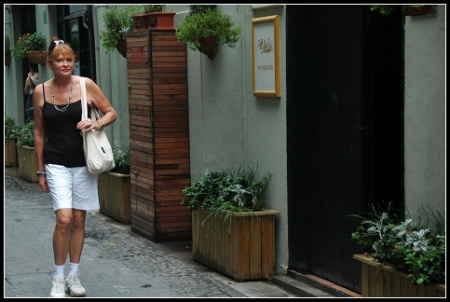 在田子坊有时候,几乎整条弄堂都是外国友人,他们特别喜欢老上海的这种“你侬我侬”的风情。 在田子坊有时候,几乎整条弄堂都是外国友人,他们特别喜欢老上海的这种“你侬我侬”的风情。