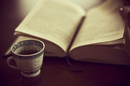 29.Every tide hath its ebb.

潮涨必有潮落时。

 

30.Knowledge is power.

知识就是力量。

 

31.Wisdom is more to be envied than riches.

知识可羡，胜于财富。

 

32.Wisdom is better than gold or silver.

知识胜过金银。

 

33.Wisdom in the mind is better than money in the hand.

胸中有知识，胜于手中有钱。

HelloAmerica向您提供最In美国资讯，由美国航空全程赞助

参加HelloAmerica