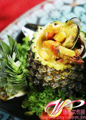 咖喱海鲜菠萝船