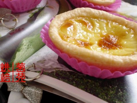 材料:
挞皮部分:低粉120g,高粉10g,酥油10g,水50g,片状玛琪琳80g(用的是“拍扁了”的黄油)
挞水部分:蛋黄一个,牛奶80g,糖15g
制作:
1.面粉,酥油,水,慢慢和成面团。揉光滑,保鲜膜包起来,松弛半小时
2.片状玛琪琳在保鲜袋里拍拍,捶打好了,擀薄
3.案板铺点面粉,将面团擀成皮子——长方形的,大约0.3cm厚。将玛琪琳放在正中间。
4.包好,将端口捏死。包保鲜膜,进冰箱冷藏半小时。
5.拿出来,捶打,擀成0.3cm左右的皮子(向两端擀),然后折叠,(叠被子那样叠)
6.再进冰箱冷藏半小时
这样叠成的被子,端口要记得朝自己。
7.重复5~6两次。挞皮的基本工作就做完了。
8.最后就是卷起来,切成1cm左右厚的剂子。放在模子里压成形,备用。
tips:挞皮的制作中,最重要的是叠被子,叠完后,开口要转向自己,捶打时要轻,不要将玛琪琳擀出来。
接着是挞水部分。
咱这个蛋挞是简易版的,呵呵,所以挞水部分材料比较简单,成本也不高的说~一个蛋黄可以做六个蛋挞。
挞水:
牛奶隔水加热,加入白糖搅匀,晾凉,备用。
烘焙前预热烤箱的阶段将挞水均匀地舀到挞模中,八分满就够了。然后220度,烘焙20分钟~30分钟左右
在烤箱外面耐心地等啊等啊……
快好了 这就~
出炉了……