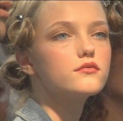 超模Vlada Roslyakova经典娃娃脸造型照