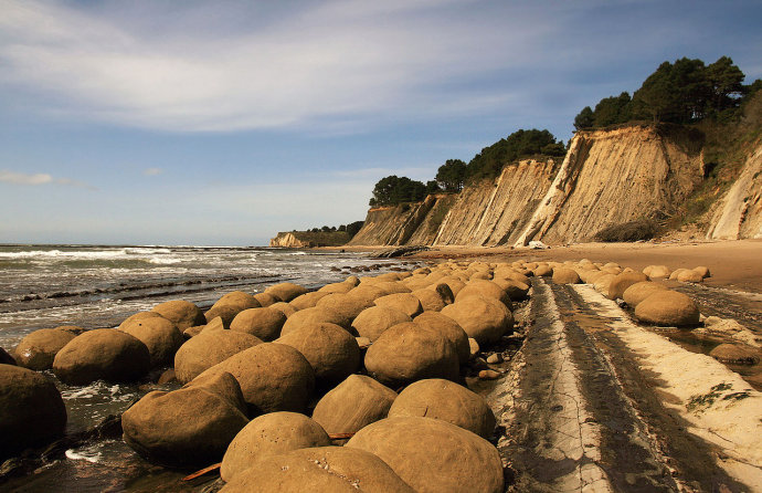 美国加州的保龄球海滩(Bowling Balls Beach)