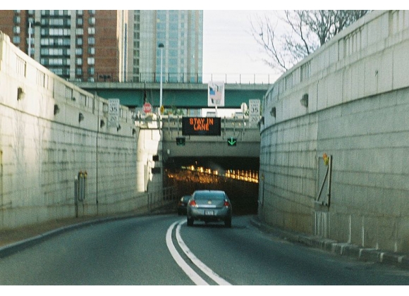 荷兰隧道：连接纽约市的曼哈顿与新泽西州的泽西市